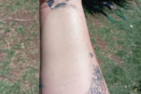 Mooiste Meisie Matte Transfer Proof Foundation Use to cover up tattoo.