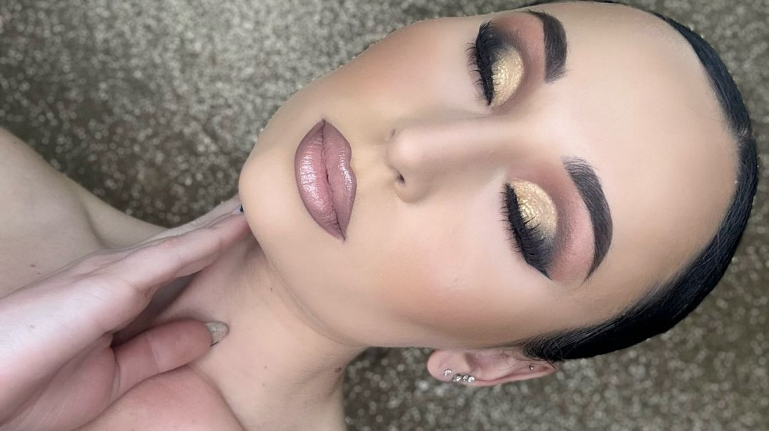 ⁣Black and Gold Smokey Eye 🖤